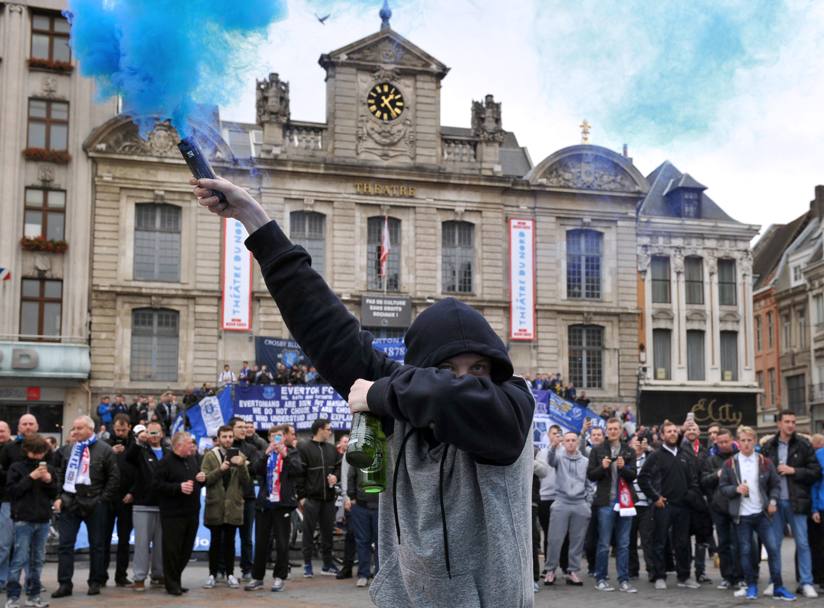 Tifosi in attesa della partita Lille-Everton di Europa League: scontri tra ultra nella notte, in mattinata altra tensione tra supporter inglesi e polizia (Afp)